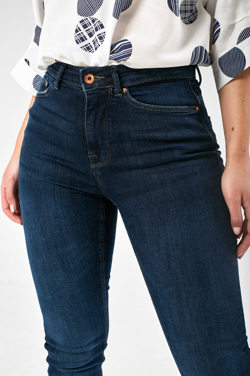 https://www.iclothing.com/media/catalog/product/p/a/paola_flared_jeans_in_dark_blue_denim-2_1.jpg