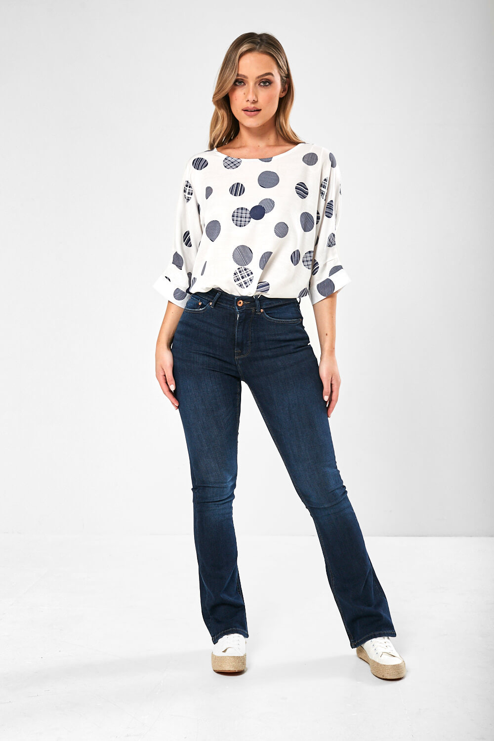 https://www.iclothing.com/media/catalog/product/p/a/paola_flared_jeans_in_dark_blue_denim-4_1.jpg