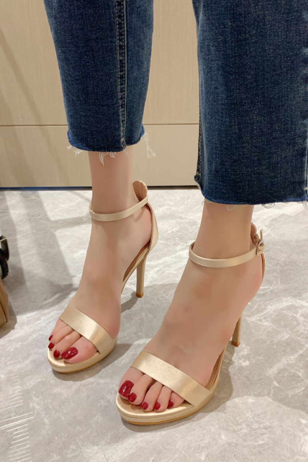 https://www.iclothing.com/media/catalog/product/q/u/queen-vivi-sandales425-beige-1.jpg
