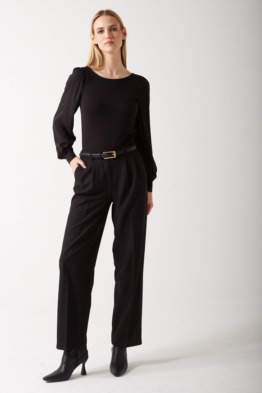 https://www.iclothing.com/media/catalog/product/r/a/randi_boat_neck_top_in_black-3.jpg
