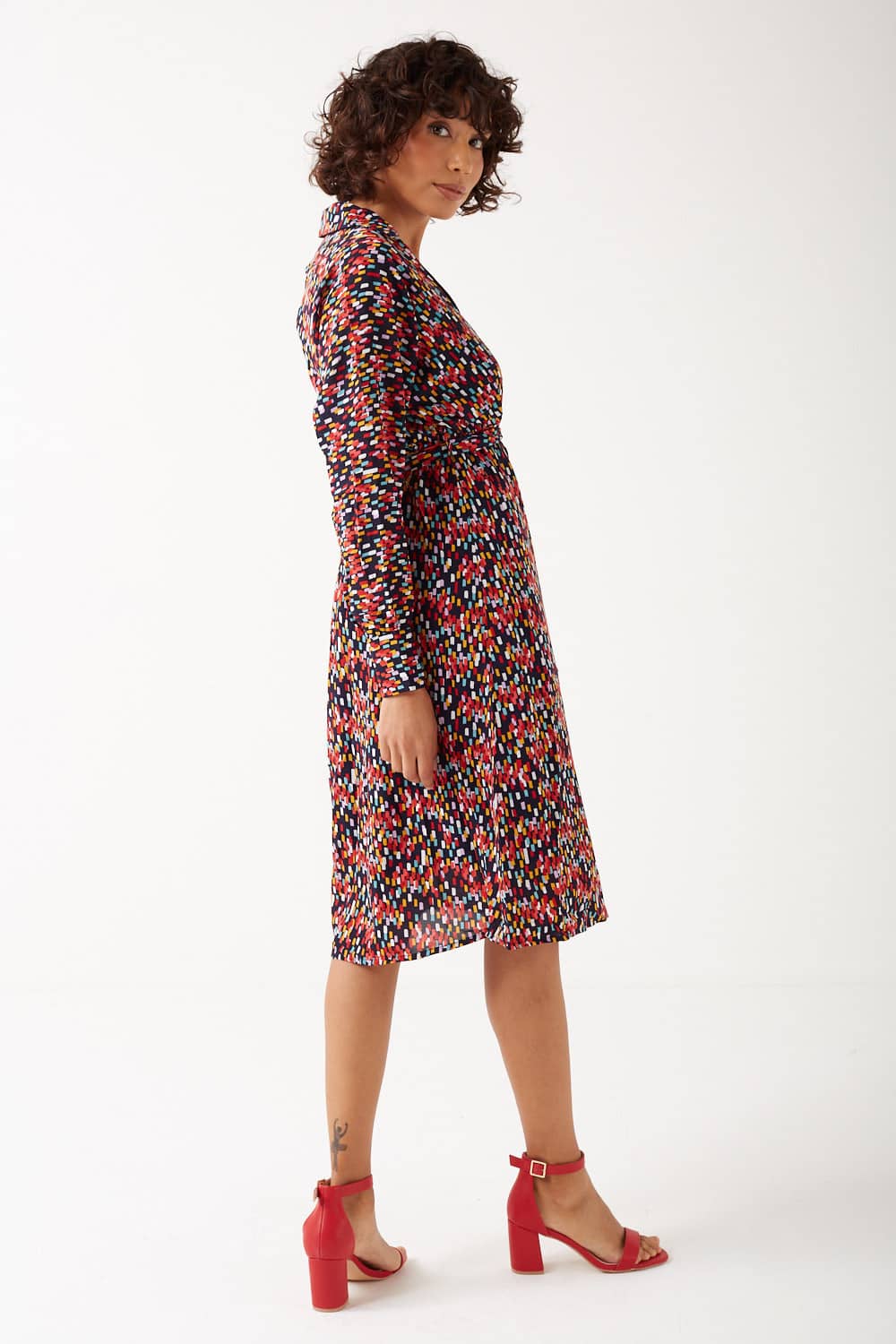 https://www.iclothing.com/media/catalog/product/r/e/renata_printed_midi_dress_in_multi-2.jpg
