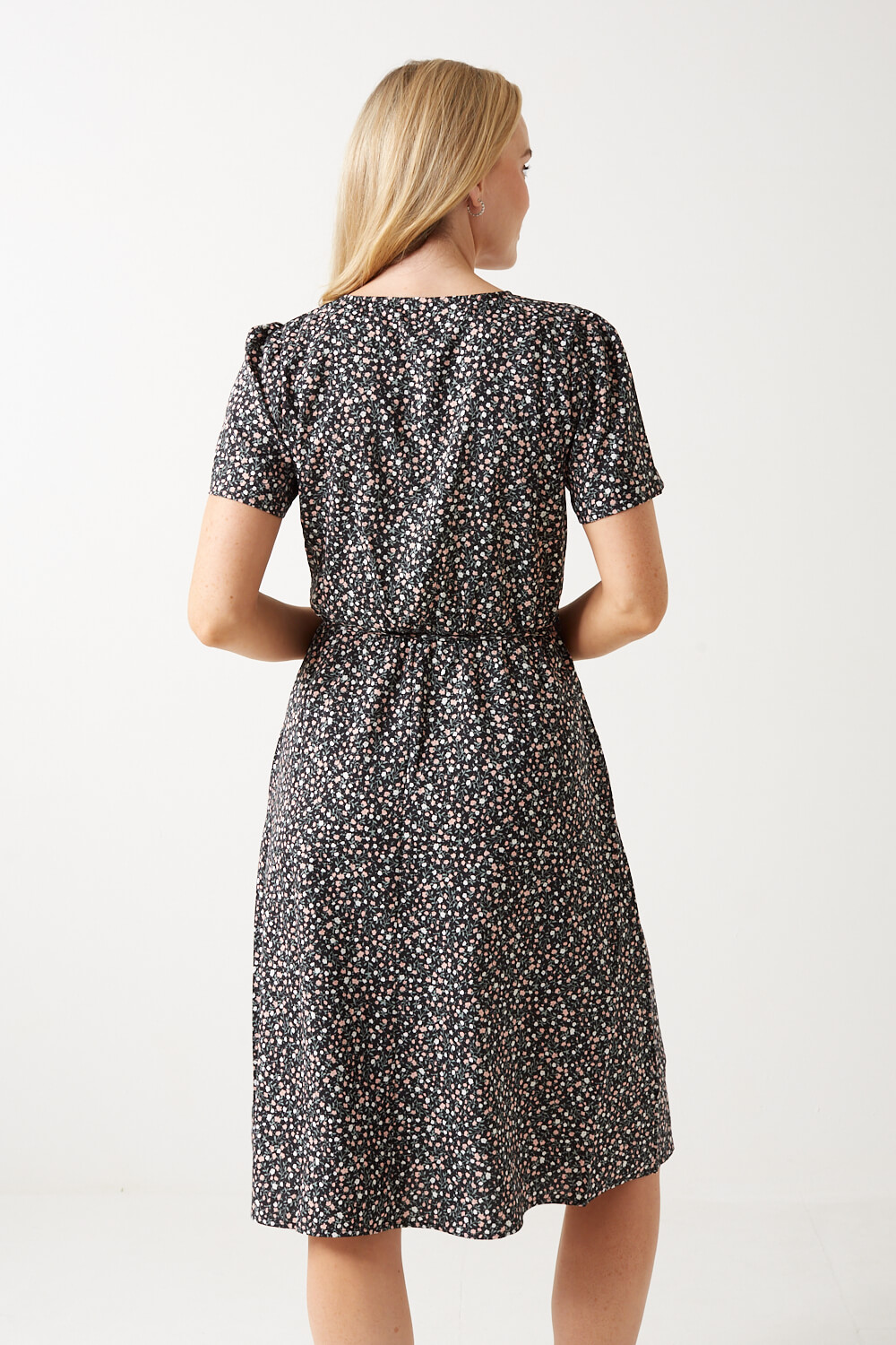 https://www.iclothing.com/media/catalog/product/r/i/rika_ditsy_floral_wrap_dress_in_black-2.jpg