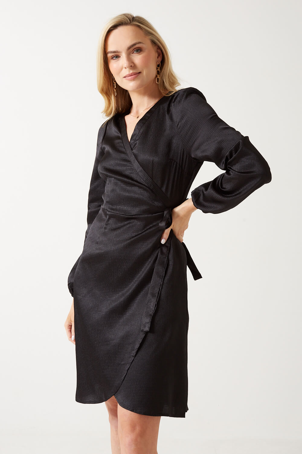 https://www.iclothing.com/media/catalog/product/s/a/sabi_satin_wrap_dress_in_black-1.jpg