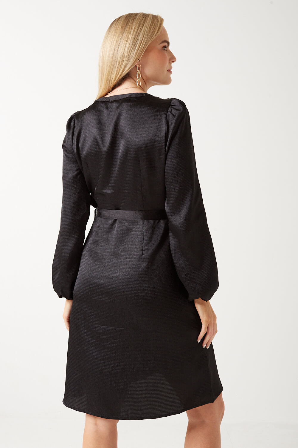 https://www.iclothing.com/media/catalog/product/s/a/sabi_satin_wrap_dress_in_black-2.jpg
