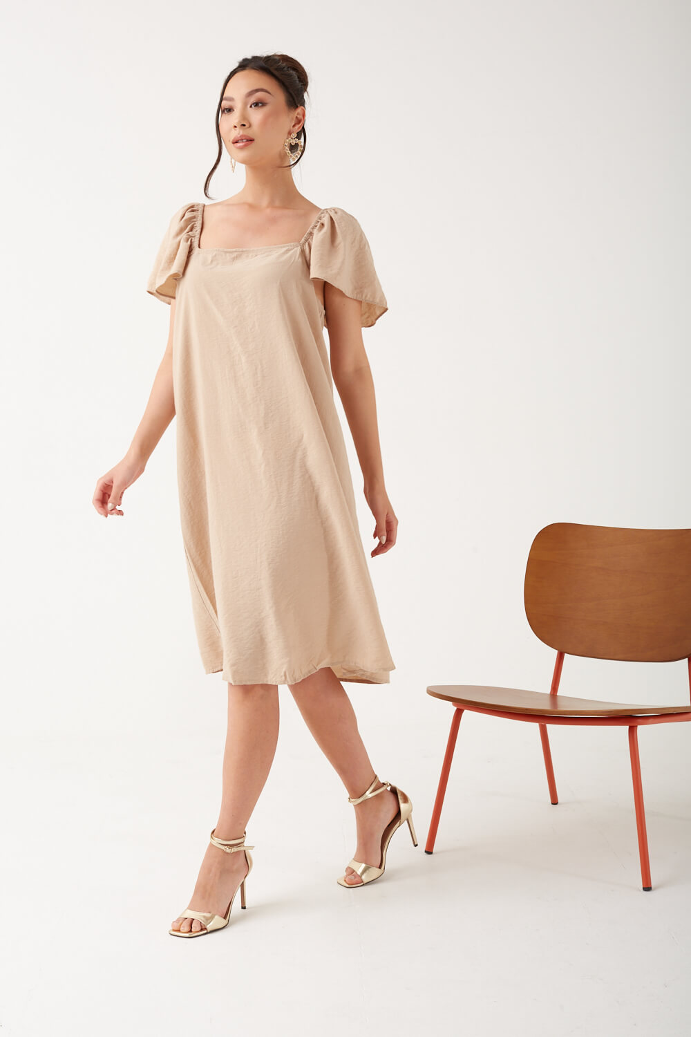 https://www.iclothing.com/media/catalog/product/s/a/sara_square_neck_summer_dress_in_beige-1.jpg