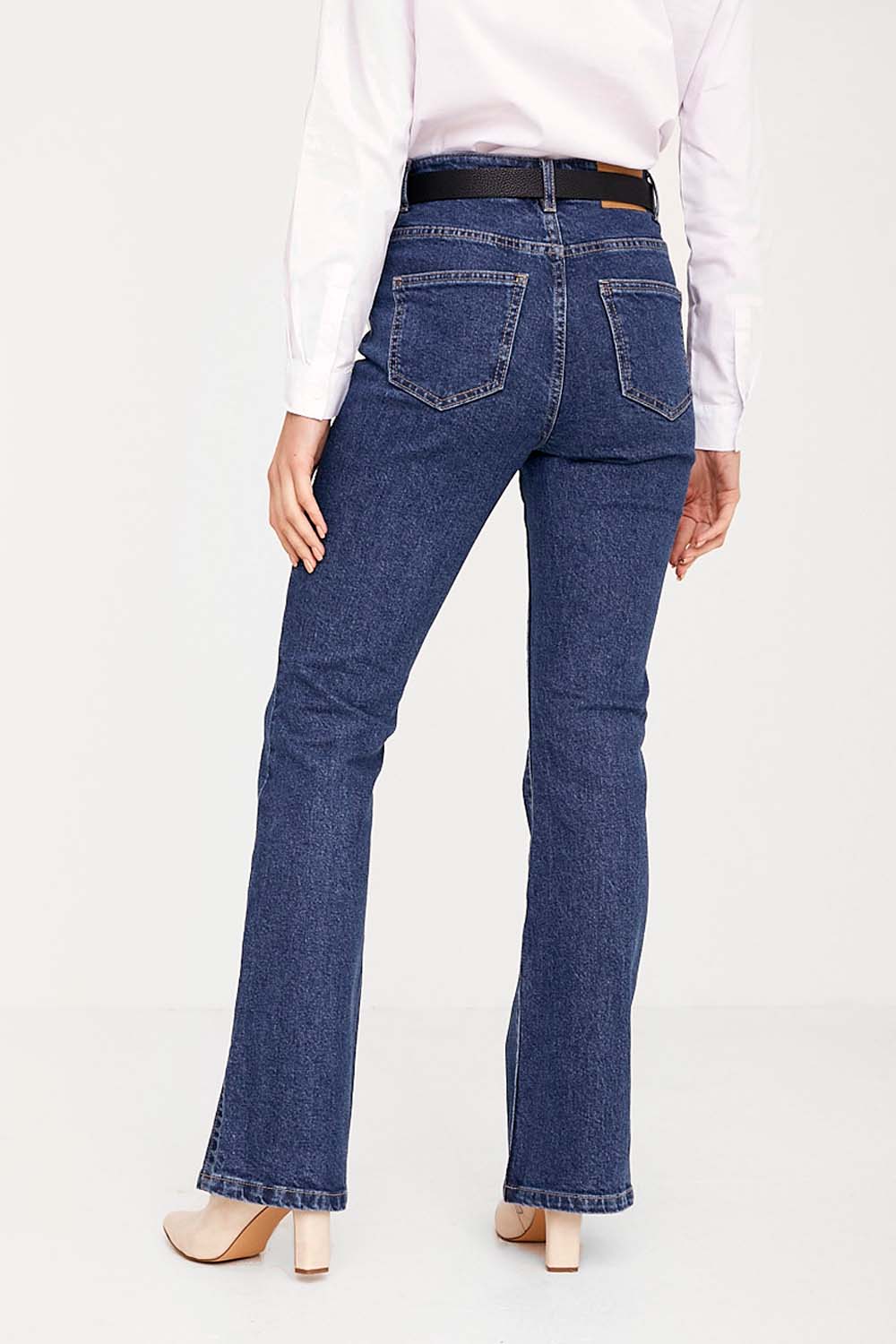 https://www.iclothing.com/media/catalog/product/s/e/selma_high_rise_slit_detail_flared_jeans-3.jpg