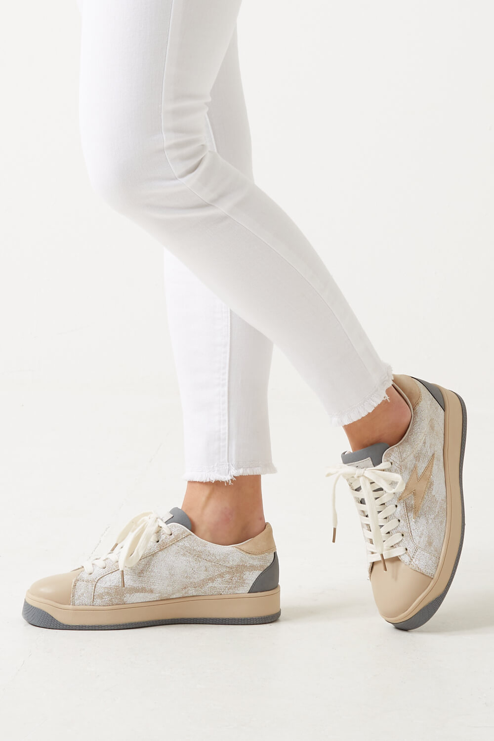 https://www.iclothing.com/media/catalog/product/s/i/sierra_lightning_bolt_trainers_in_beige-1.jpg