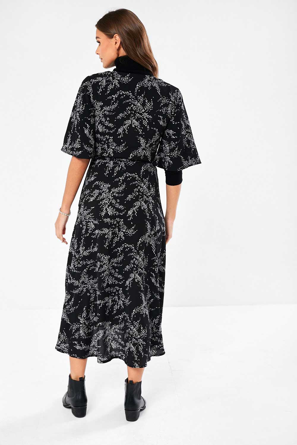 https://www.iclothing.com/media/catalog/product/s/k/skyler_printed_wrap_dress_in_black-1_1.jpg