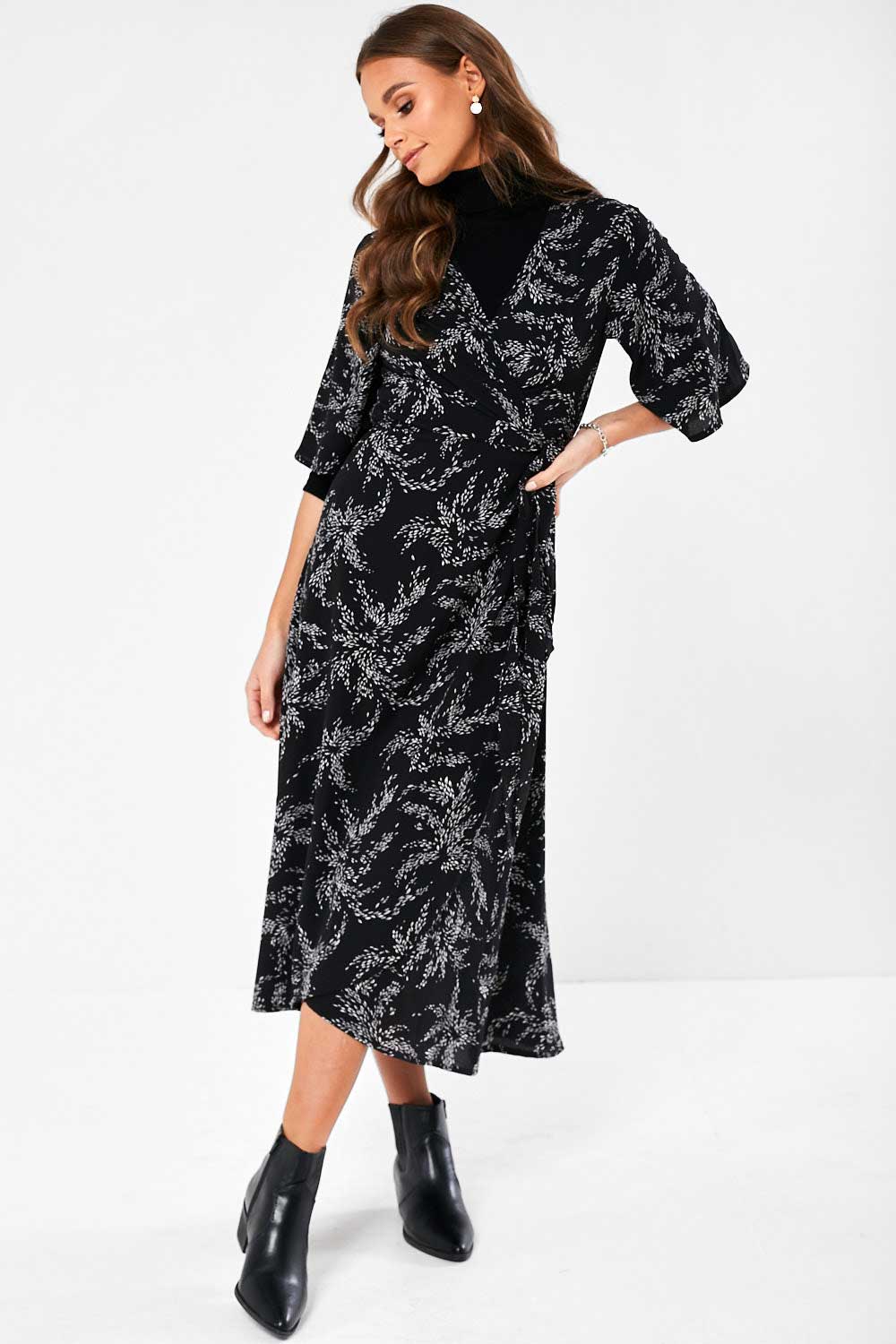 https://www.iclothing.com/media/catalog/product/s/k/skyler_printed_wrap_dress_in_black-5_1.jpg