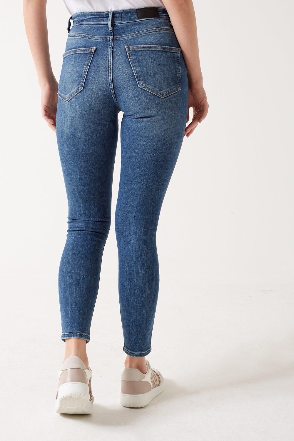 https://www.iclothing.com/media/catalog/product/s/o/sophia_high_rise_mid_wash_skinny_jeans_-2.jpg