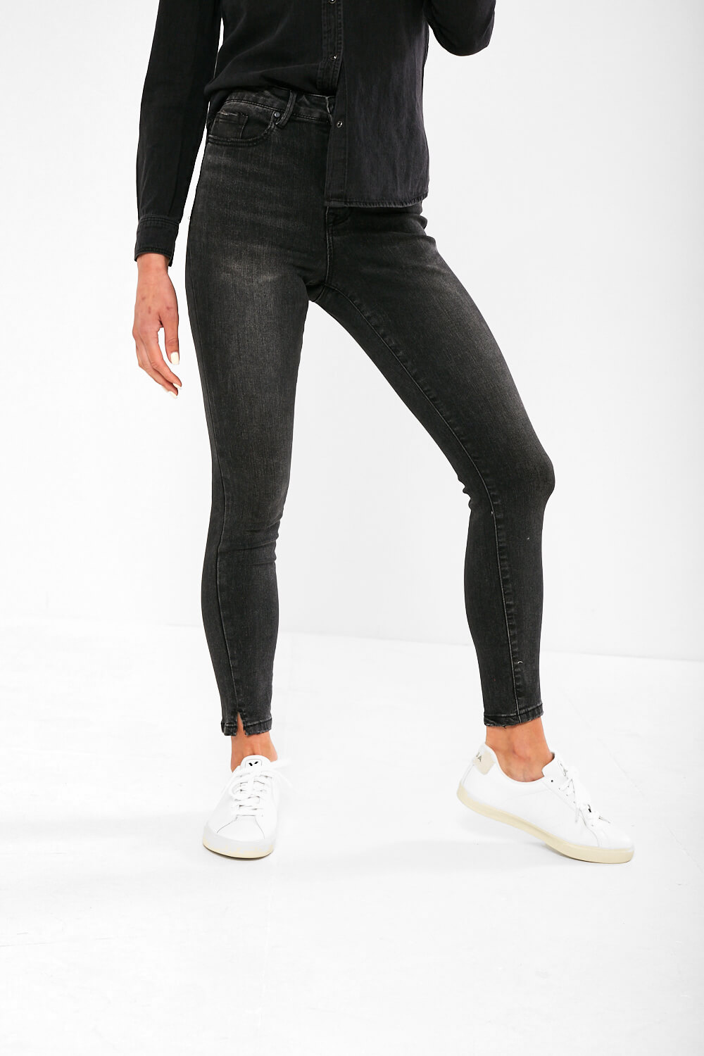 https://www.iclothing.com/media/catalog/product/s/o/sophia_skinny_jeans_in_black_-3.jpg