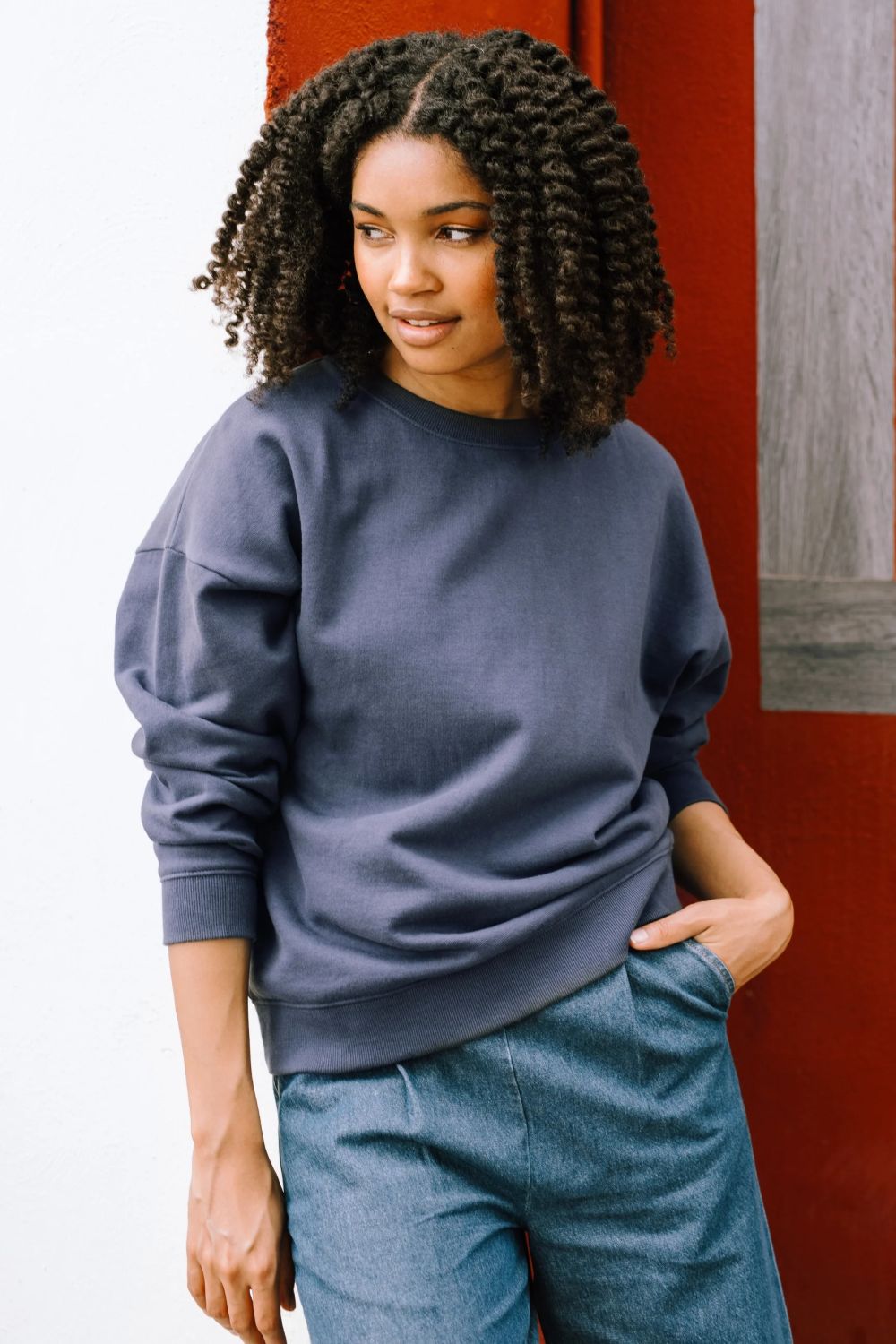 https://www.iclothing.com/media/catalog/product/s/w/sw0175_eadie_relaxed_sweatshirt_5_1728x.jpg