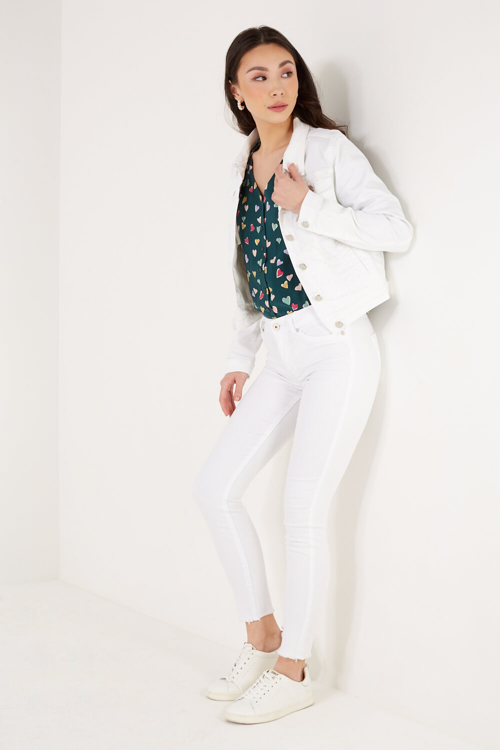 https://www.iclothing.com/media/catalog/product/v/e/velma_denim_jacket_in_white-3.jpg