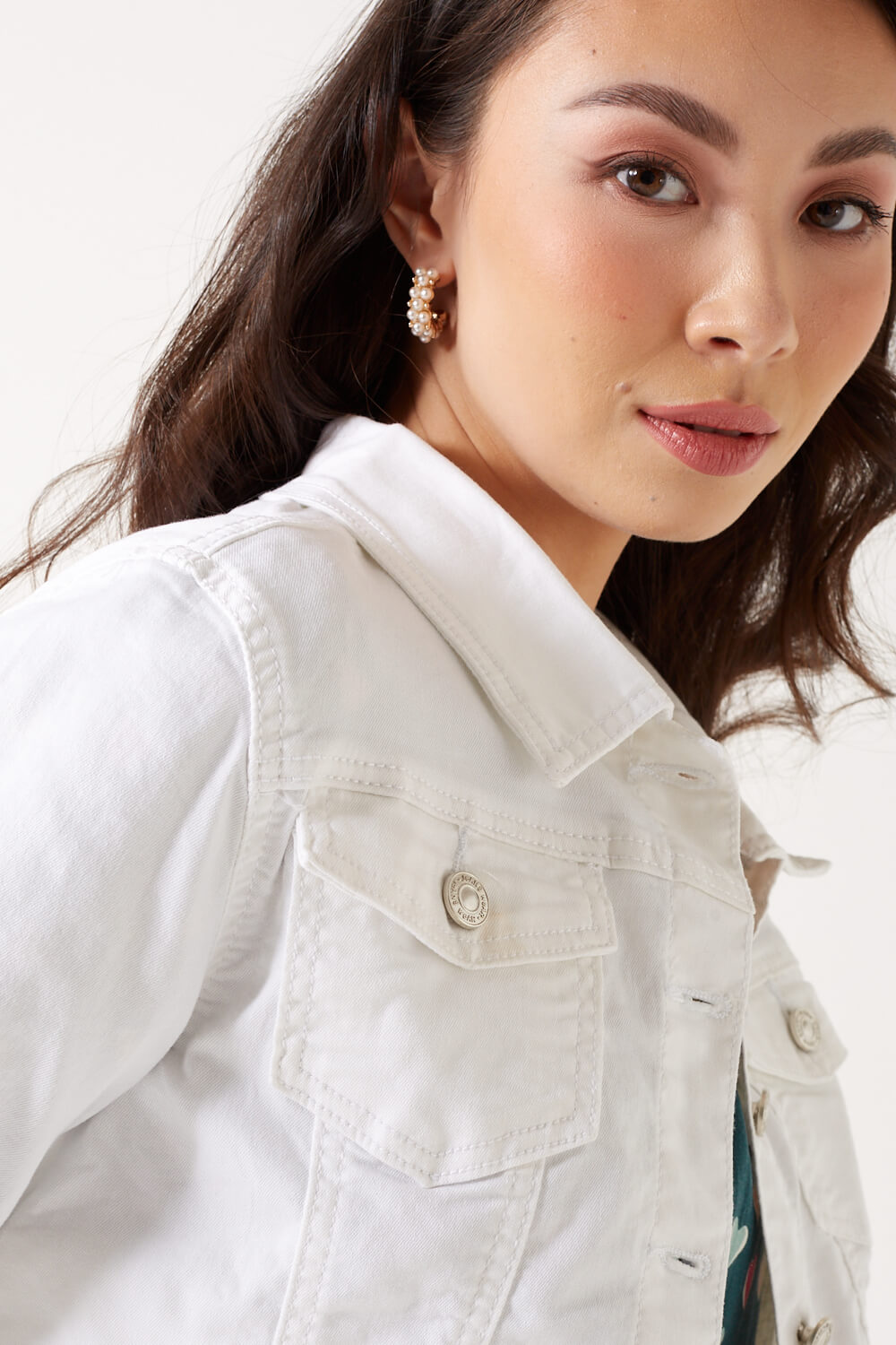 https://www.iclothing.com/media/catalog/product/v/e/velma_denim_jacket_in_white-6.jpg