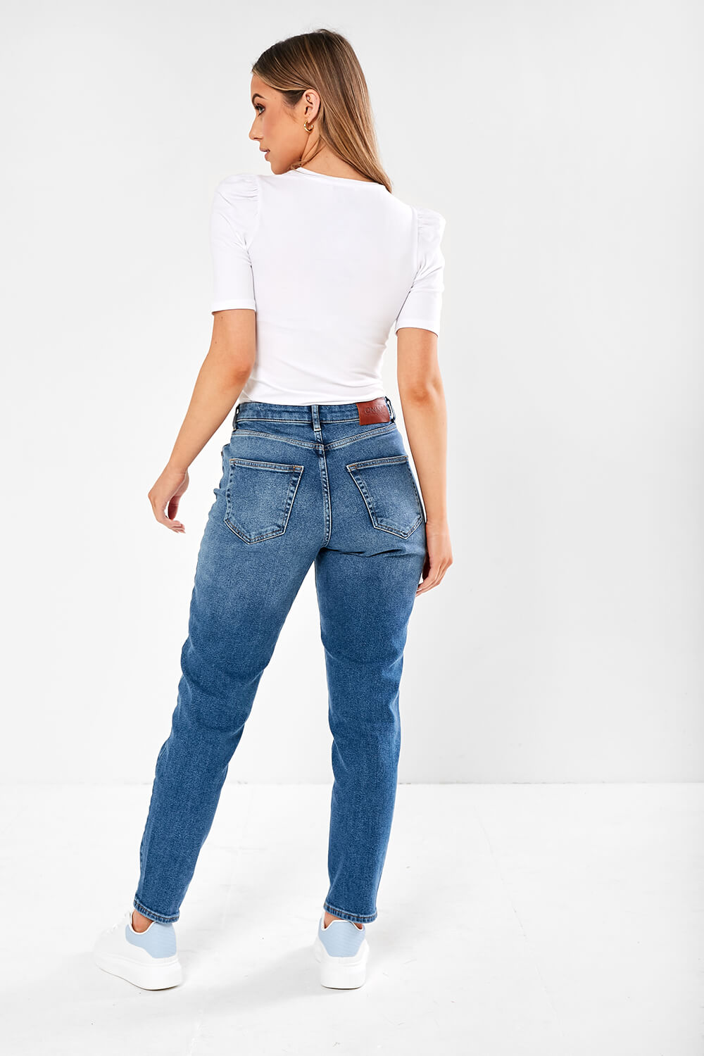 https://www.iclothing.com/media/catalog/product/v/e/veneda_high_rise_mom_jeans_in_dark_blue_-2.jpg