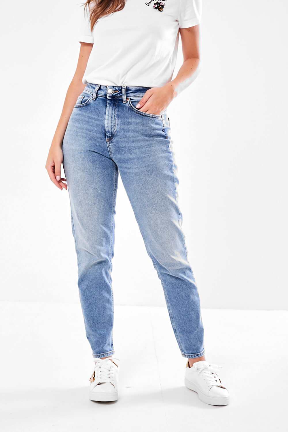 https://www.iclothing.com/media/catalog/product/v/e/veneda_high_rise_mom_jeans_in_light_blue-2.jpg