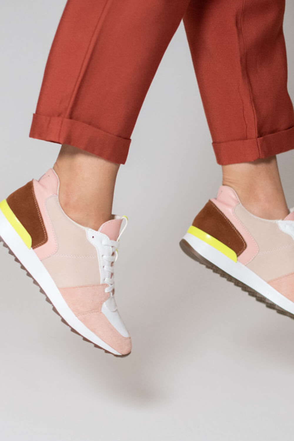 https://www.iclothing.com/media/catalog/product/w/h/white-sneakers-with-neon-yellow-detailing_1_.jpg