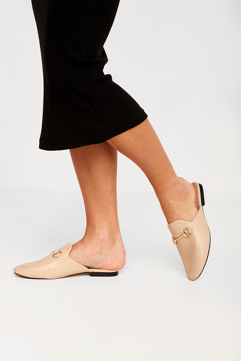 https://www.iclothing.com/media/catalog/product/y/o/yolanda_gold_detail_mule_loafers_in_beige-1_1_2.jpg
