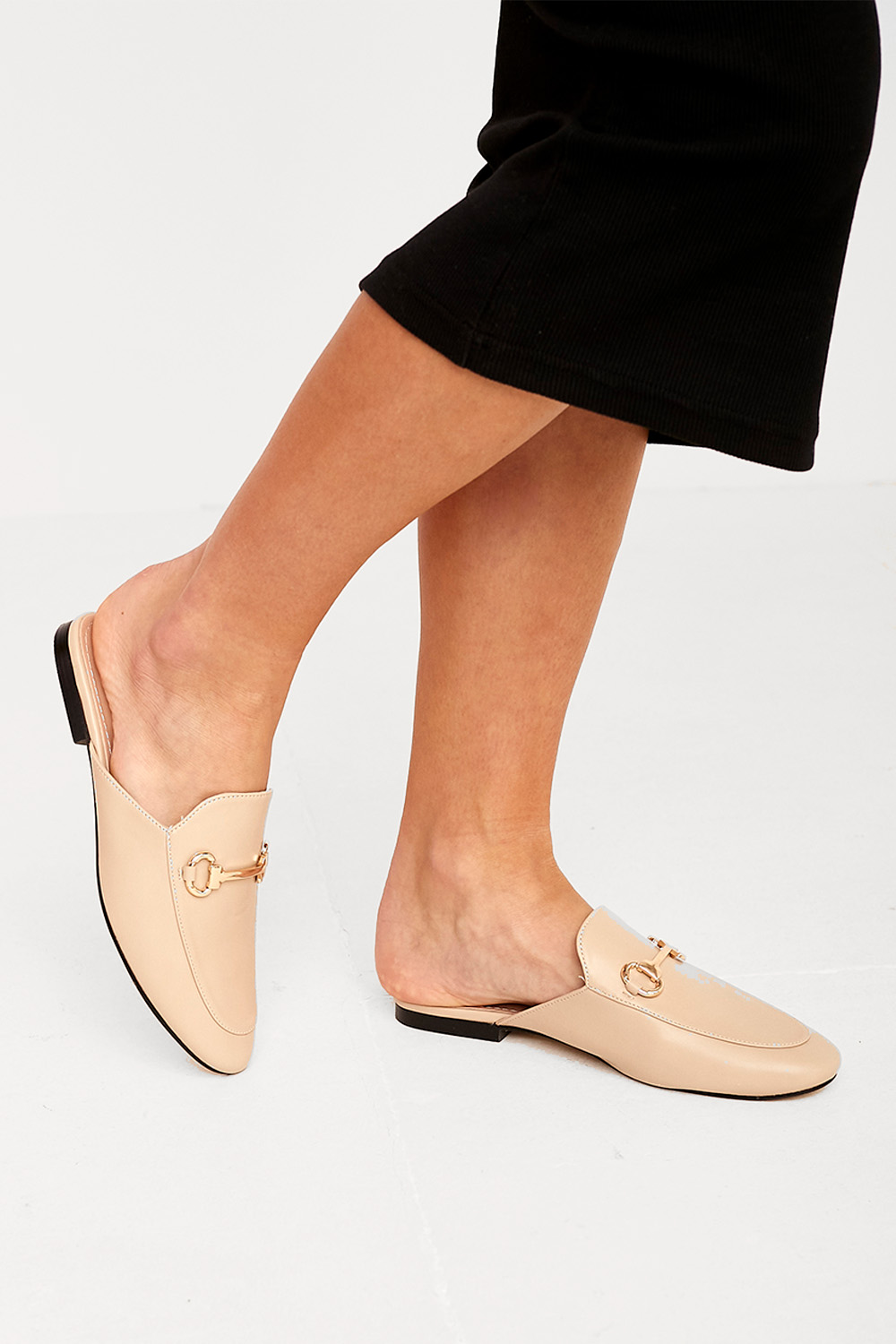 https://www.iclothing.com/media/catalog/product/y/o/yolanda_gold_detail_mule_loafers_in_beige-2_1_2.jpg